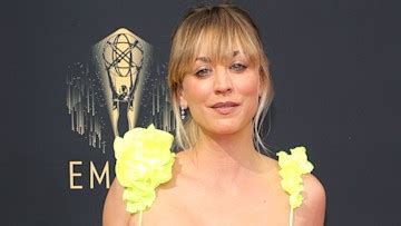 Kaley Cuoco highlights extremely toned figure in string。